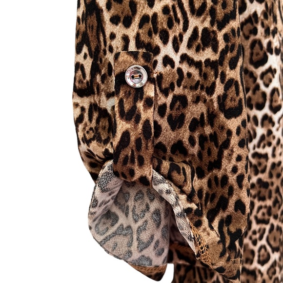 WOMENS LEOPARD PRINT TOP WITH BUTTON SLEEVES AND V NECK SIZE 1XL - Picture 3 of 5